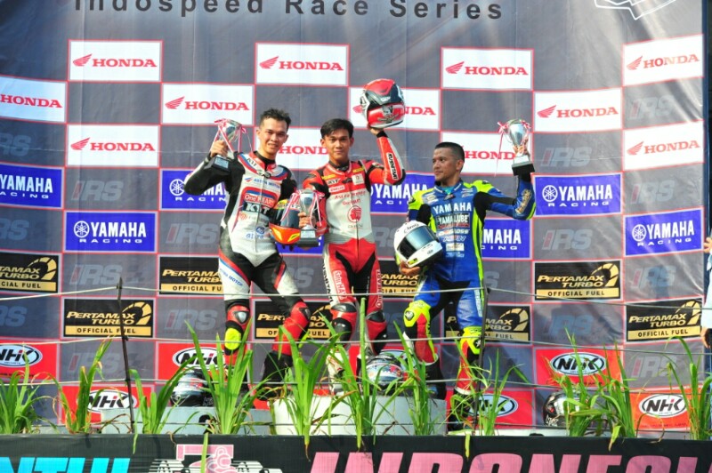 Pebalap AHRT Awhin Sanjaya (tengah) berhasil meraih podium pertama 